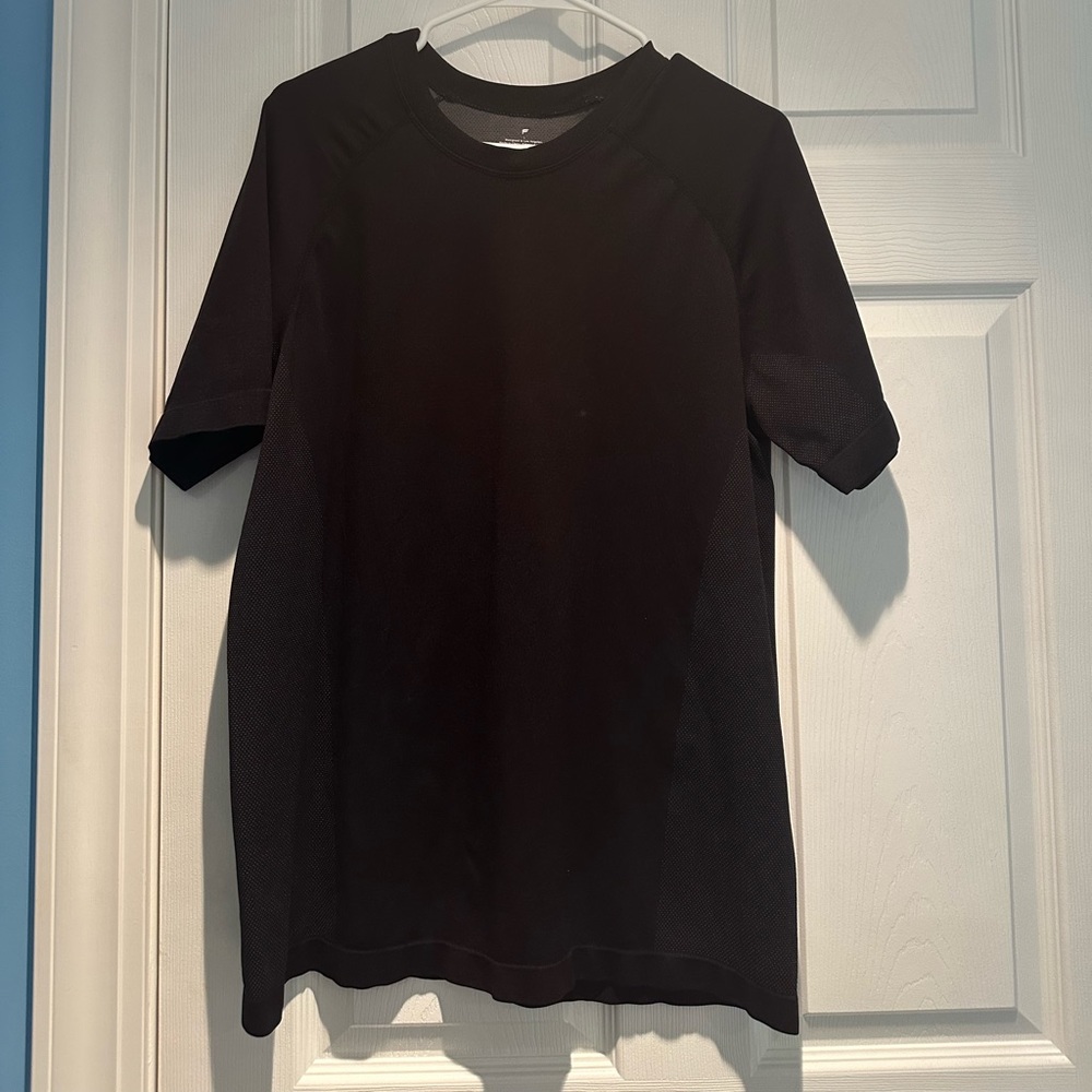 NEVER WORN Men’s Fabletics Athletic Tee
